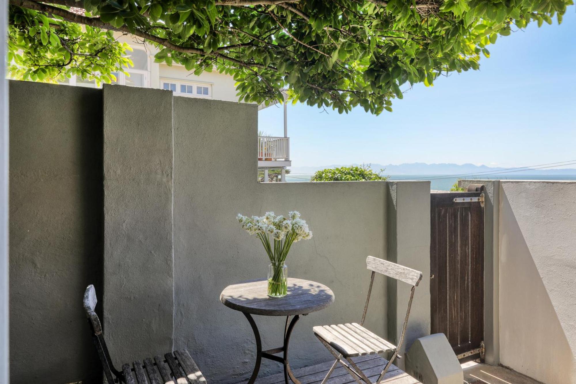 Behr Road Apartment With Sea View Patio Kapstaden Eksteriør billede